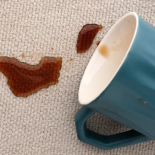 Kaffeflecken auf einem Teppich. - Kaffeflecken auf einem Teppich.